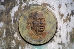 Archipel-des-Comores;-Bronze;-Détail;-France;-Histoire;-Inscription;-Kaleidos;-Kaleidos-images;-La-parole-à-limage;-Laurent-Abad;-Mayotte;-Médaillon;-Océan-Indien;-République-française;-Stories-Pictures
